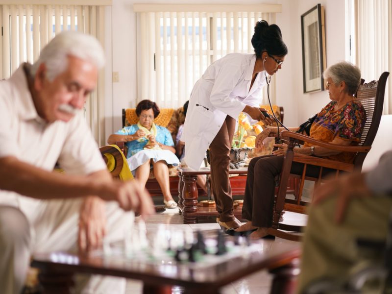 Opatrovanie starých ľudí je čoraz naliehavejšou témou